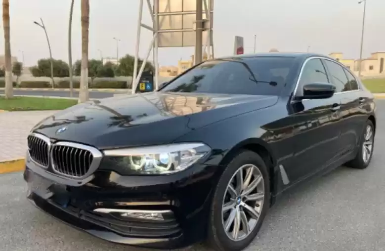 Gebraucht BMW 520i Zu verkaufen in Al Sadd , Doha #13301 - 1  image 