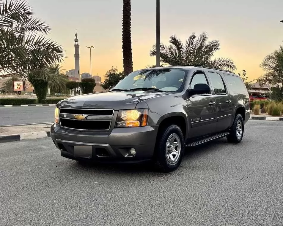 مستعملة Chevrolet Suburban للبيع في الكويت #15094 - 1  صورة 