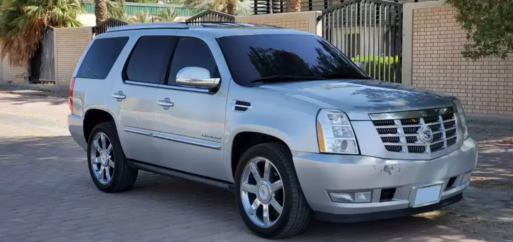 Used Cadillac Escalade For Sale in Kuwait #15298 - 1  image 