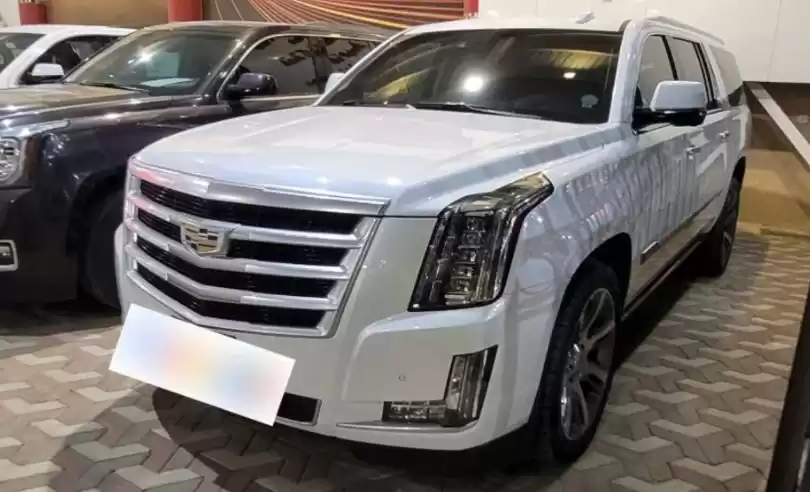 Gebraucht Cadillac Escalade Zu verkaufen in Riad #16171 - 1  image 