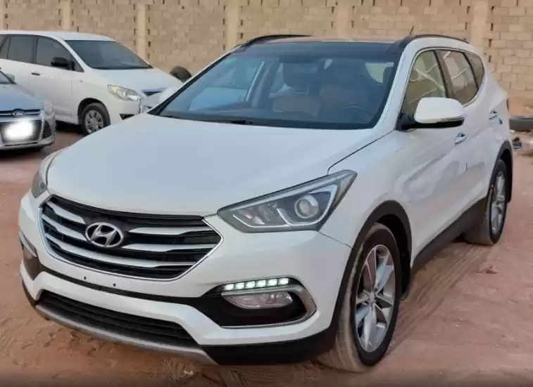 Gebraucht Hyundai Santa Fe Zu verkaufen in Riad #16217 - 1  image 