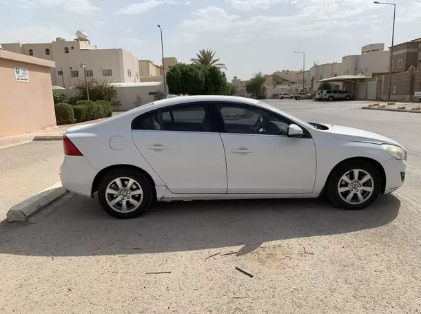 Utilisé Volvo 260 À Louer au Riyad #20709 - 1  image 