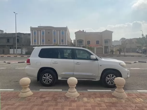 مستعملة Toyota Land Cruiser للإيجار في الرياض #21046 - 1  صورة 