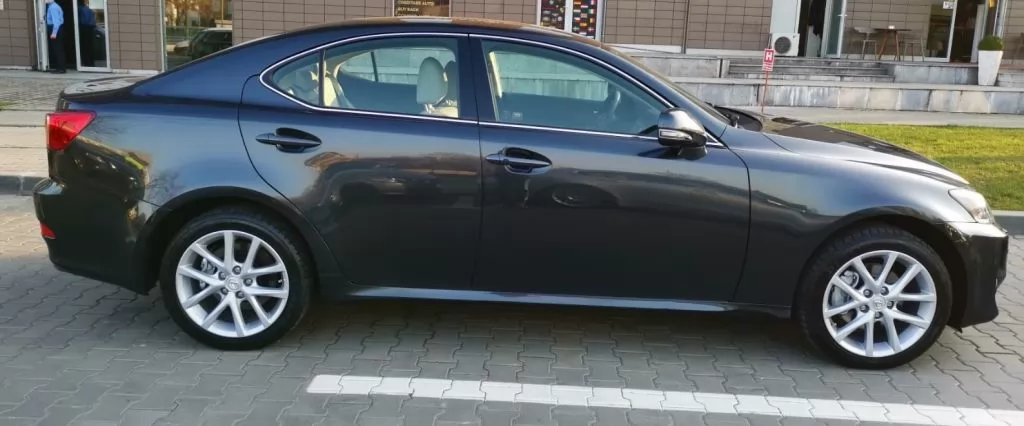 مستعملة Lexus IS 200t للإيجار في الرياض #21075 - 1  صورة 
