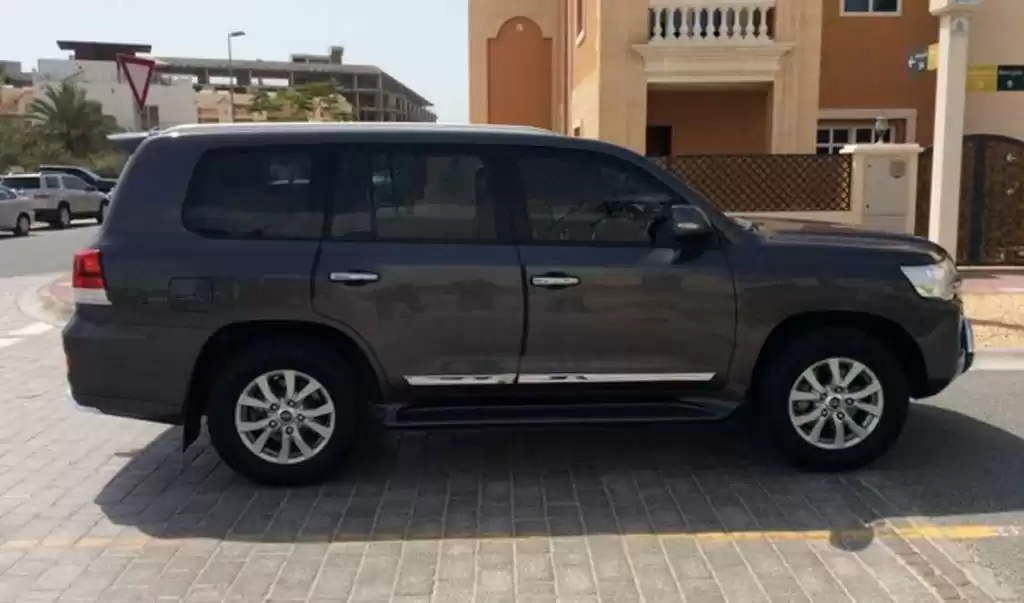 مستعملة Toyota Land Cruiser للإيجار في الدوحة #22049 - 1  صورة 