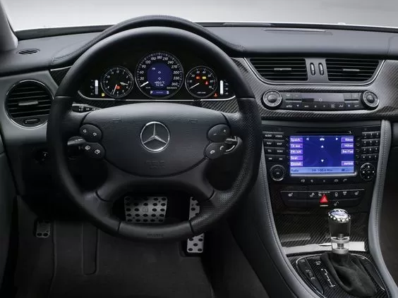 Utilisé Mercedes-Benz 320 À vendre au LE PARC D'INVESTISSEMENT DE DUBAÏ D'ABORD , Dubai #34008 - 1  image 