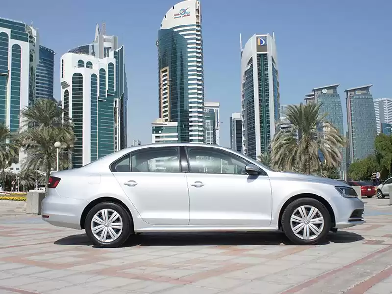 Utilisé Volkswagen Jetta À Louer au Doha #6337 - 1  image 