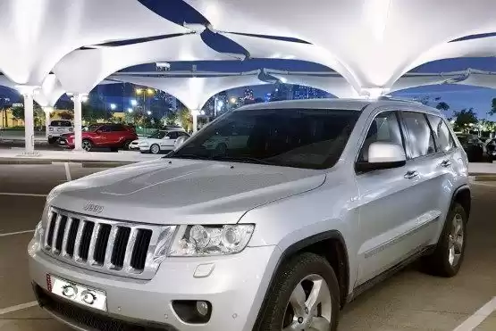 مستعملة Jeep Grand Voyager للبيع في الدوحة #8206 - 1  صورة 