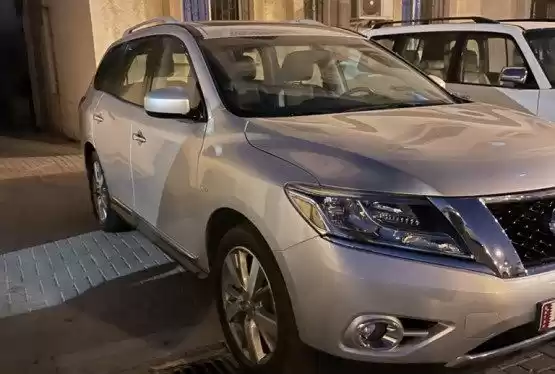Использовал Nissan Pathfinder Продается в Аль-Садд , Доха #8730 - 1  image 