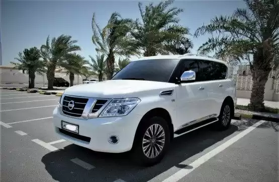 Использовал Nissan Patrol Продается в Доха #9100 - 1  image 