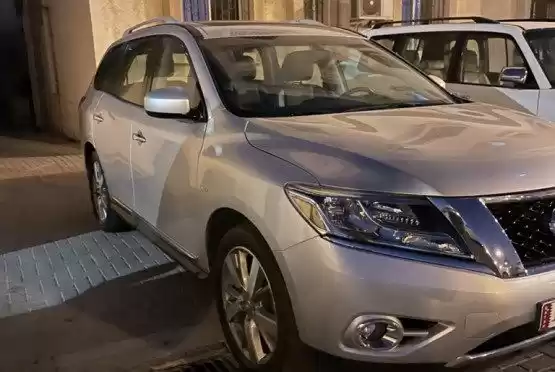 Использовал Nissan Pathfinder Продается в Аль-Садд , Доха #9917 - 1  image 