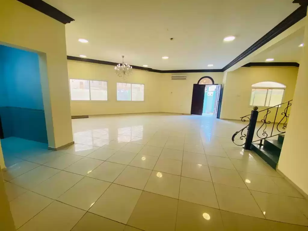 Résidentiel Propriété prête 5 chambres U / f Villa autonome  a louer au Al-Sadd , Doha #10006 - 1  image 
