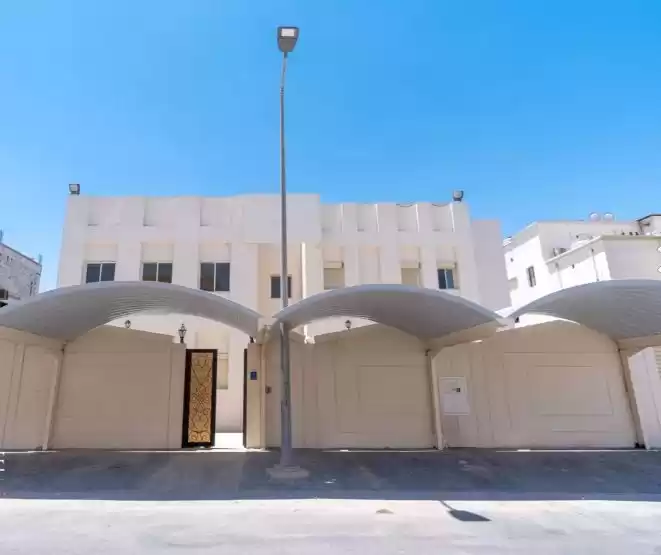 Residential Ready Property 7+ Bedrooms U/F Standalone Villa  for sale in Doha #10009 - 1  image 