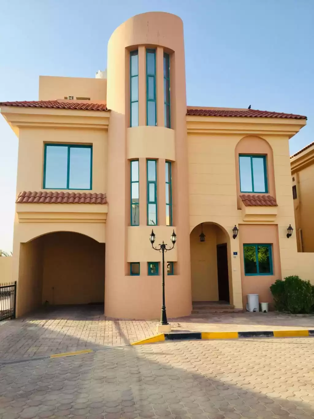 yerleşim Hazır Mülk 5 Yatak Odası U/F Müstakil Villa  kiralık içinde Al Sadd , Doha #10010 - 1  image 