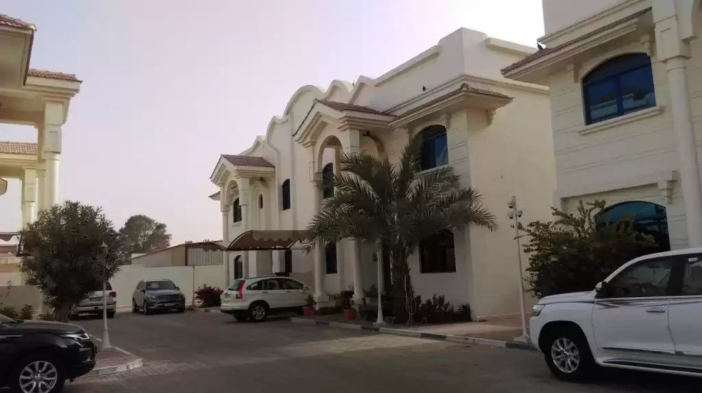 yerleşim Hazır Mülk 5 Yatak Odası S/F Site İçinde Villa  kiralık içinde Al Sadd , Doha #10012 - 1  image 