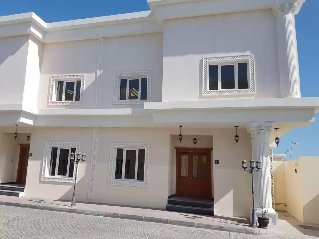 Résidentiel Propriété prête 5 chambres U / f Villa à Compound  a louer au Al-Sadd , Doha #10017 - 1  image 