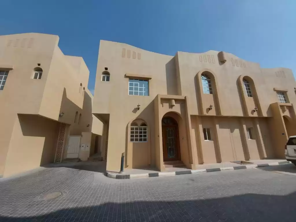 Residencial Listo Propiedad 5 habitaciones U / F Villa en Compound  alquiler en al-sad , Doha #10028 - 1  image 