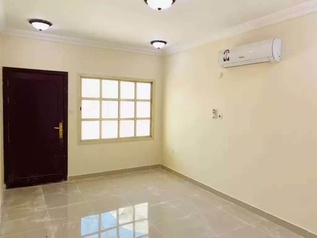 yerleşim Hazır Mülk 4 Yatak Odası U/F Müstakil Villa  kiralık içinde Al Sadd , Doha #10030 - 1  image 