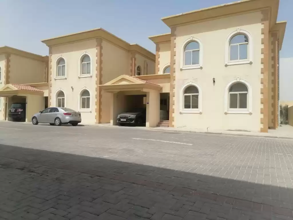 Résidentiel Propriété prête 4 chambres U / f Villa à Compound  a louer au Al-Sadd , Doha #10054 - 1  image 