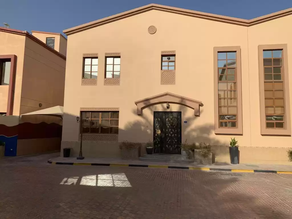 Résidentiel Propriété prête 3 chambres S / F Villa à Compound  a louer au Al-Sadd , Doha #10070 - 1  image 