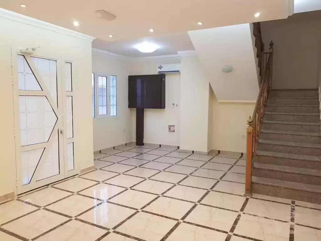 Résidentiel Propriété prête 5 chambres U / f Villa autonome  a louer au Al-Sadd , Doha #10072 - 1  image 