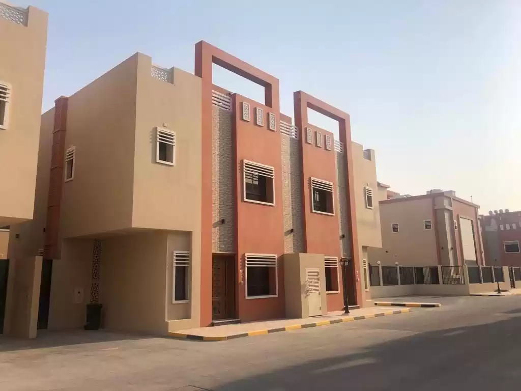 Жилой Готовая недвижимость 5 спален Н/Ф Вилла в комплексе  в аренду в Аль-Садд , Доха #10107 - 1  image 