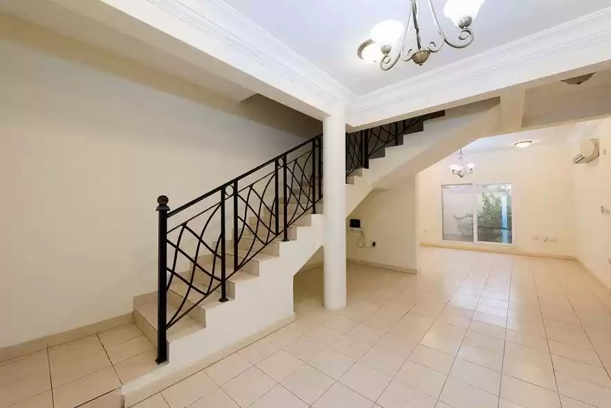 Résidentiel Propriété prête 3 chambres S / F Villa à Compound  a louer au Al-Sadd , Doha #10137 - 1  image 