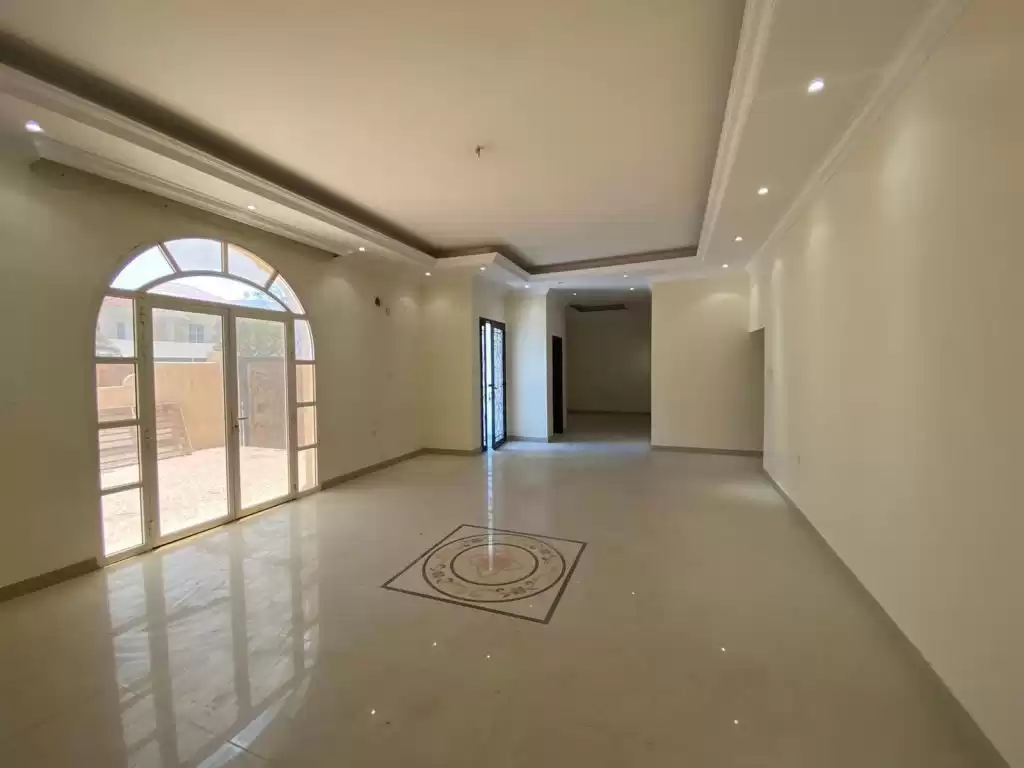 yerleşim Hazır Mülk 3 yatak odası U/F Müstakil Villa  kiralık içinde Al Sadd , Doha #10144 - 1  image 