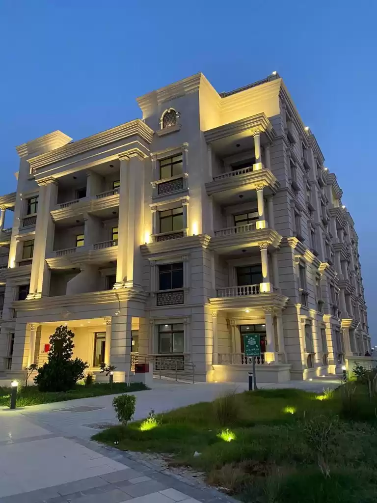 Résidentiel Propriété prête 3 chambres S / F Appartement  a louer au Al-Sadd , Doha #10150 - 1  image 