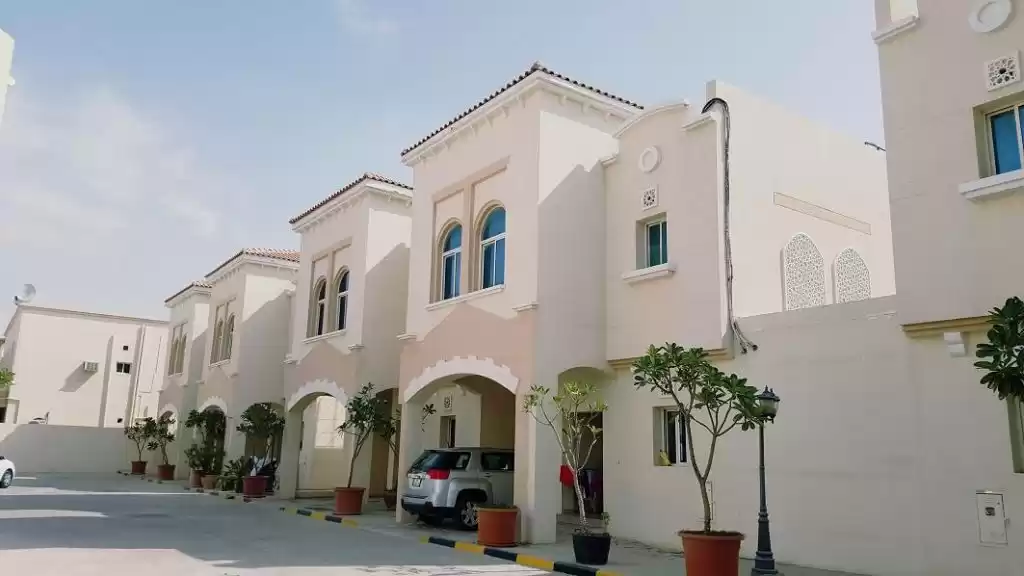 Residencial Listo Propiedad 3 dormitorios U / F Villa en Compound  alquiler en al-sad , Doha #10188 - 1  image 