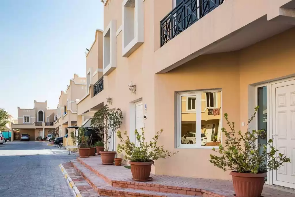 Résidentiel Propriété prête 3 chambres S / F Villa à Compound  a louer au Al-Sadd , Doha #10194 - 1  image 