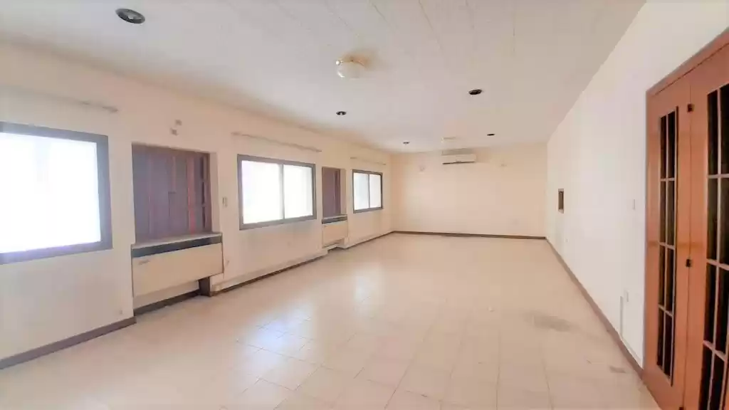 Residential Ready Property 3 Bedrooms U/F Apartment  for rent in Al Sadd , Doha #10304 - 1  image 