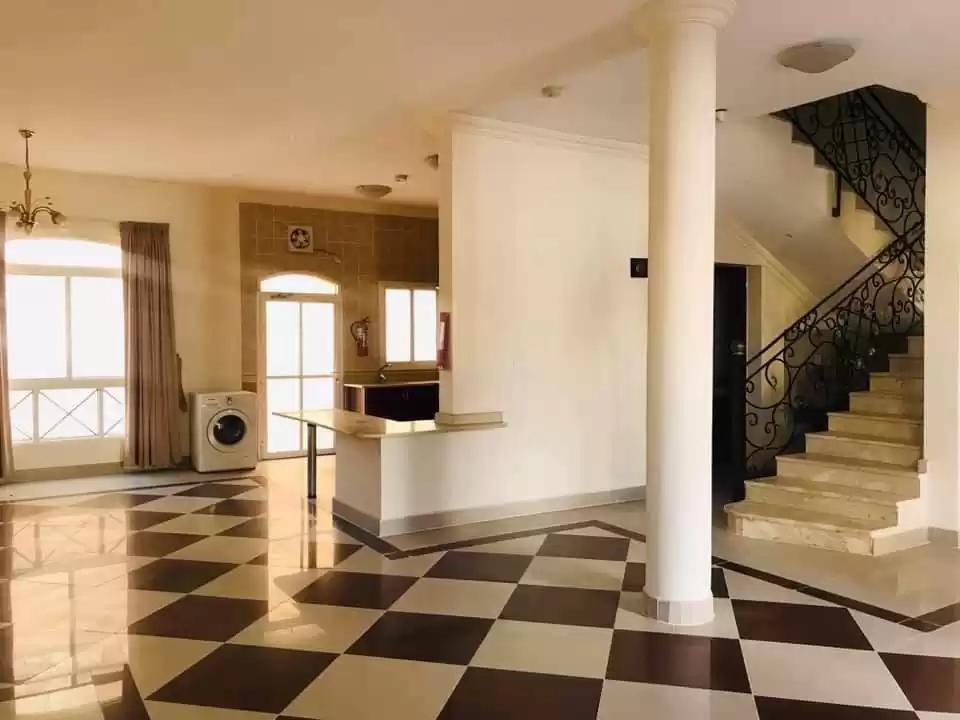 Résidentiel Propriété prête 5 chambres S / F Villa à Compound  a louer au Al-Sadd , Doha #10314 - 1  image 