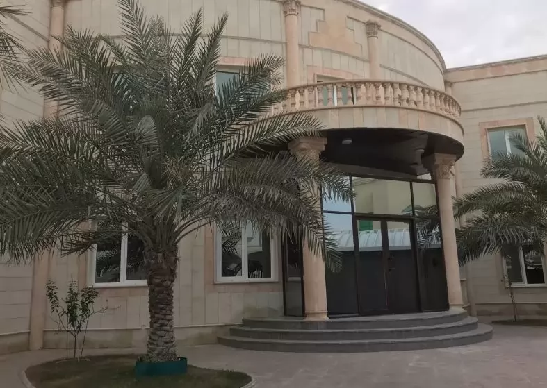 yerleşim Hazır Mülk 5+hizmetçi Yatak Odası U/F Müstakil Villa  kiralık içinde Al Sadd , Doha #10317 - 1  image 