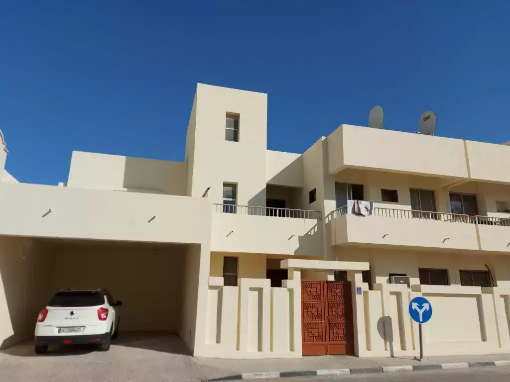 Wohn Klaar eigendom 3 Schlafzimmer U/F Wohnung  zu vermieten in Al Sadd , Doha #10341 - 1  image 