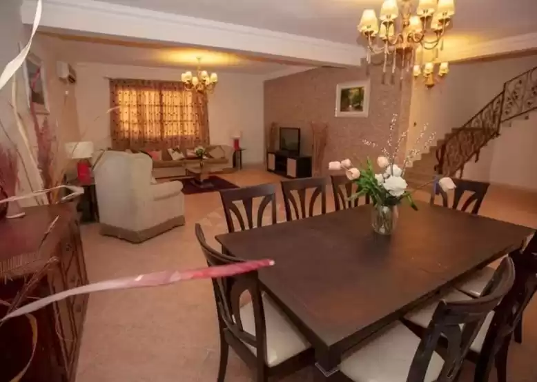 Résidentiel Propriété prête 3 chambres F / F Villa à Compound  a louer au Al-Sadd , Doha #10355 - 1  image 