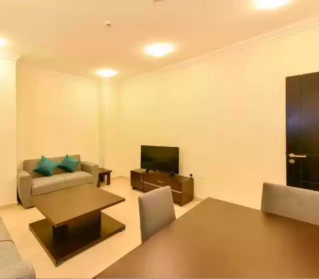 yerleşim Hazır Mülk 2 yatak odası F/F Apartman  kiralık içinde Doha #10387 - 1  image 