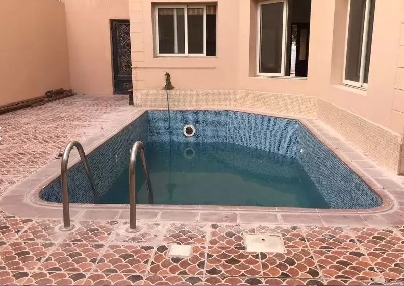 Résidentiel Propriété prête 4 chambres S / F Villa à Compound  a louer au Doha #10678 - 1  image 