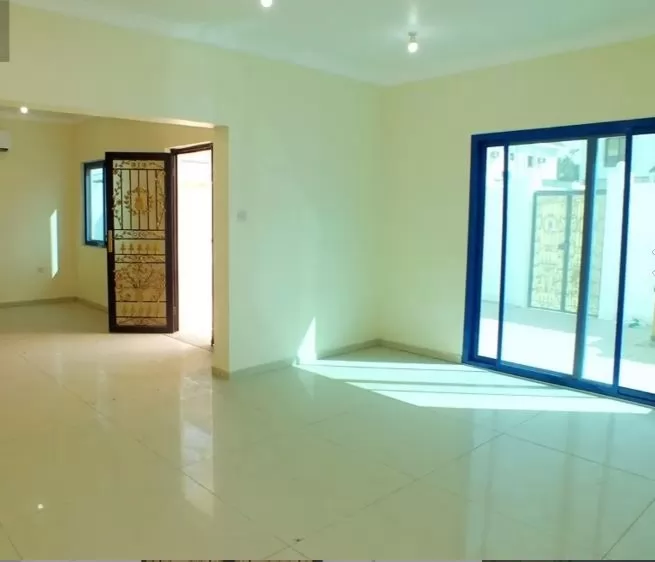 Residencial Listo Propiedad 5 habitaciones U / F Villa Standerlone  alquiler en Doha #10681 - 1  image 