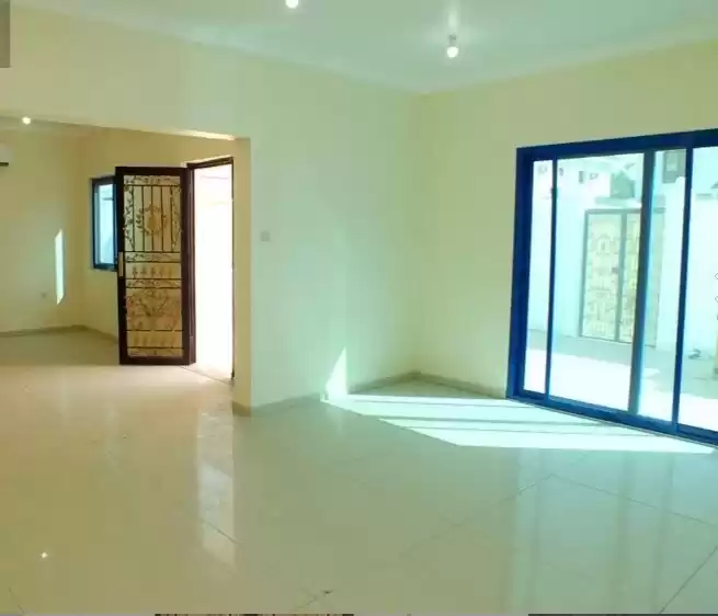 Жилой Готовая недвижимость 5 спален Н/Ф Отдельная вилла  в аренду в Доха #10681 - 1  image 