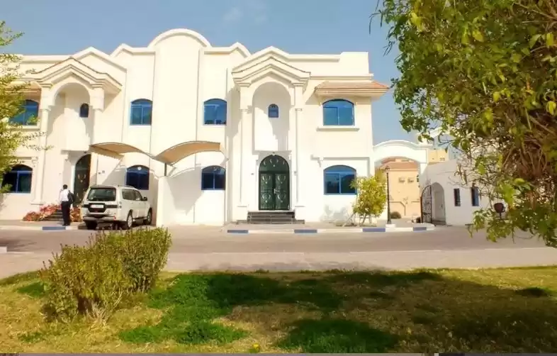 Résidentiel Propriété prête 5 chambres U / f Villa à Compound  a louer au Al-Sadd , Doha #10686 - 1  image 