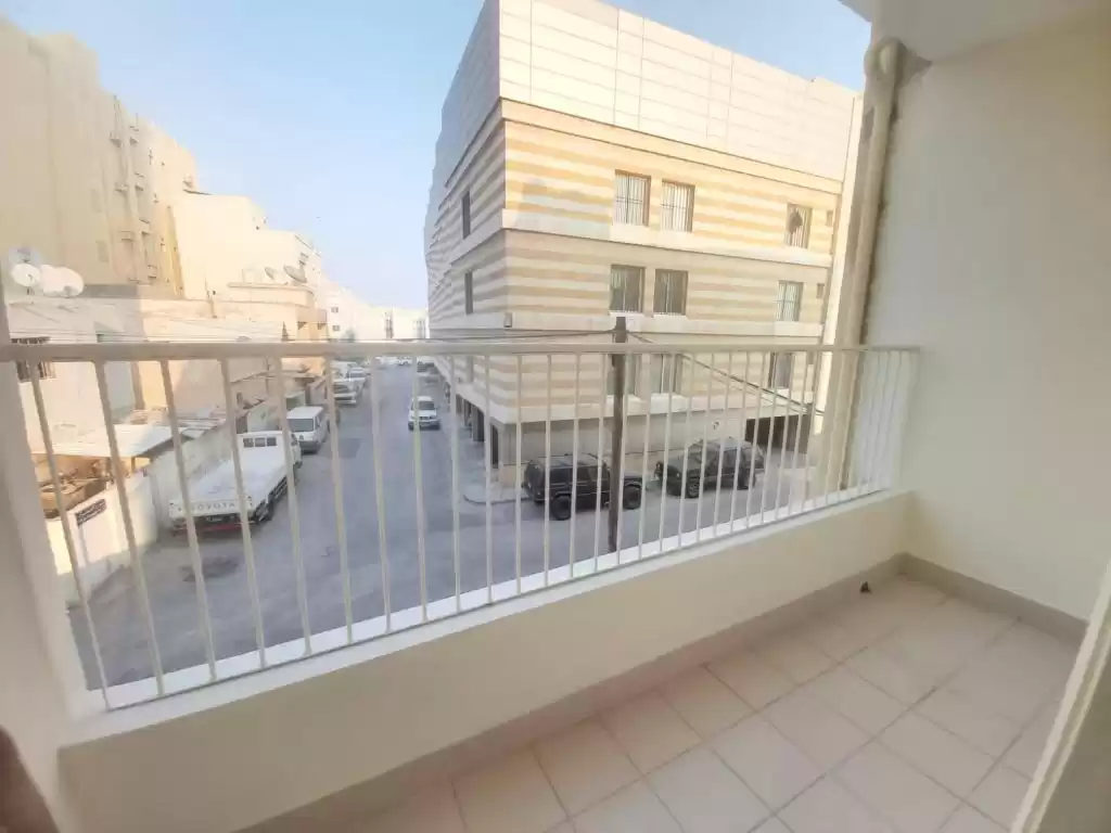yerleşim Hazır Mülk 3 yatak odası U/F Apartman  kiralık içinde Al Sadd , Doha #10707 - 1  image 