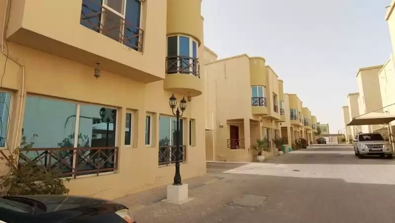 yerleşim Hazır Mülk 3 yatak odası S/F Site İçinde Villa  kiralık içinde Doha #10755 - 1  image 