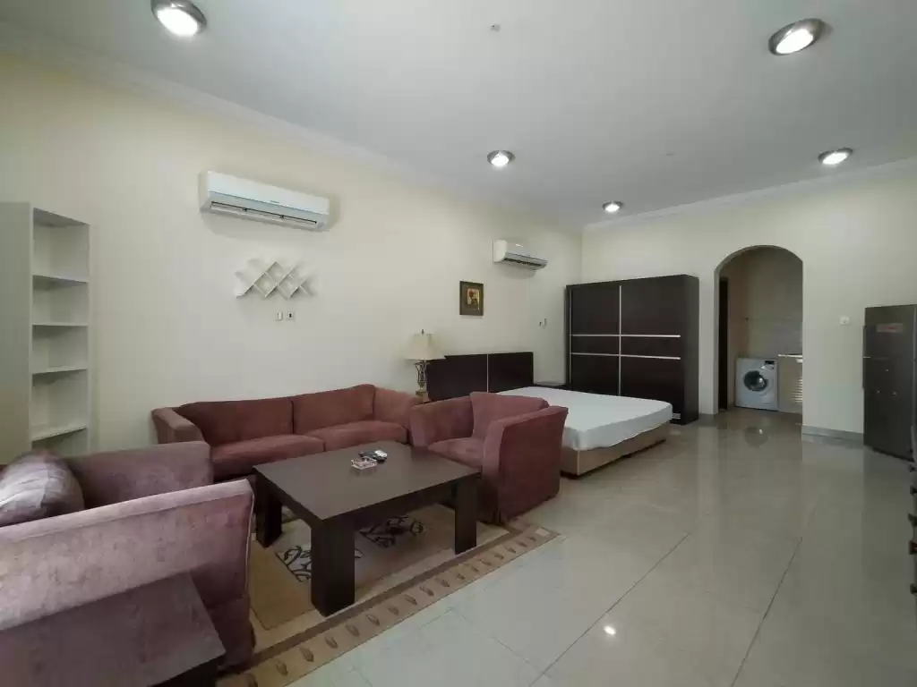yerleşim Hazır Mülk 1 yatak odası F/F Apartman  kiralık içinde Al Sadd , Doha #10853 - 1  image 