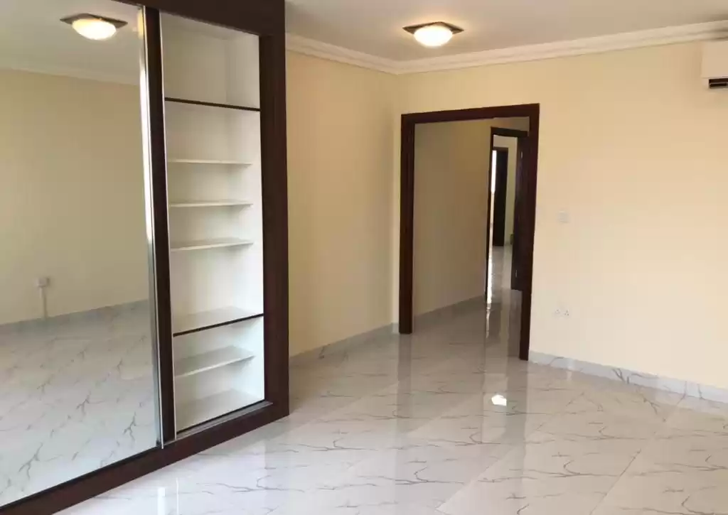 Residential Ready Property 1 Bedroom U/F Apartment  for rent in Doha #10889 - 1  image 