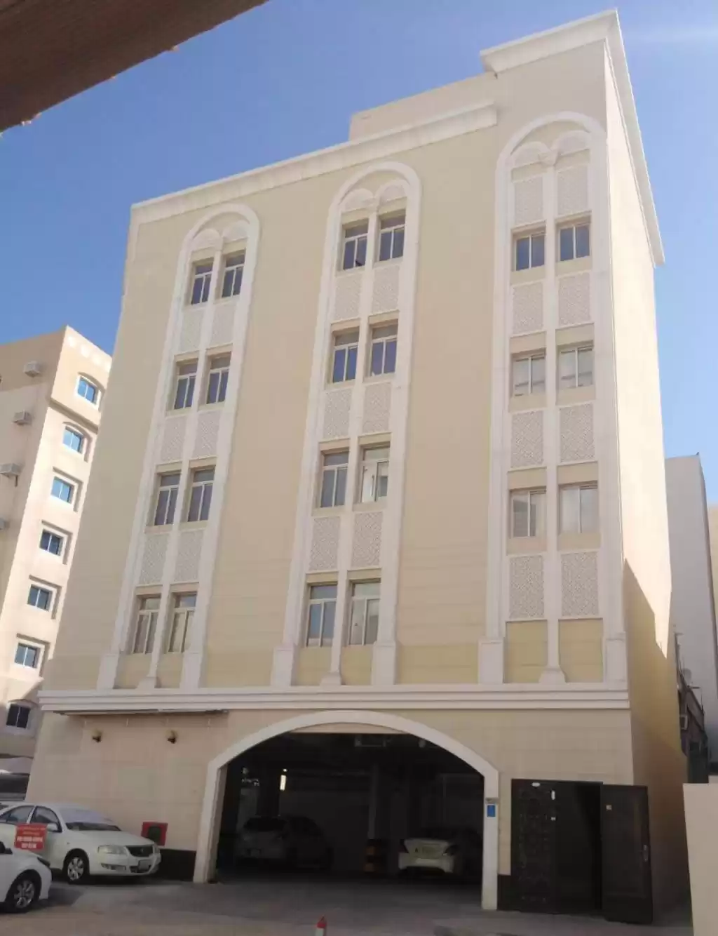 Wohn Klaar eigendom 1 Schlafzimmer U/F Wohnung  zu vermieten in Al Sadd , Doha #10998 - 1  image 