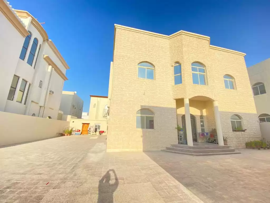 Жилой Готовая недвижимость 1 спальня Н/Ф Квартира  в аренду в Аль-Садд , Доха #11004 - 1  image 