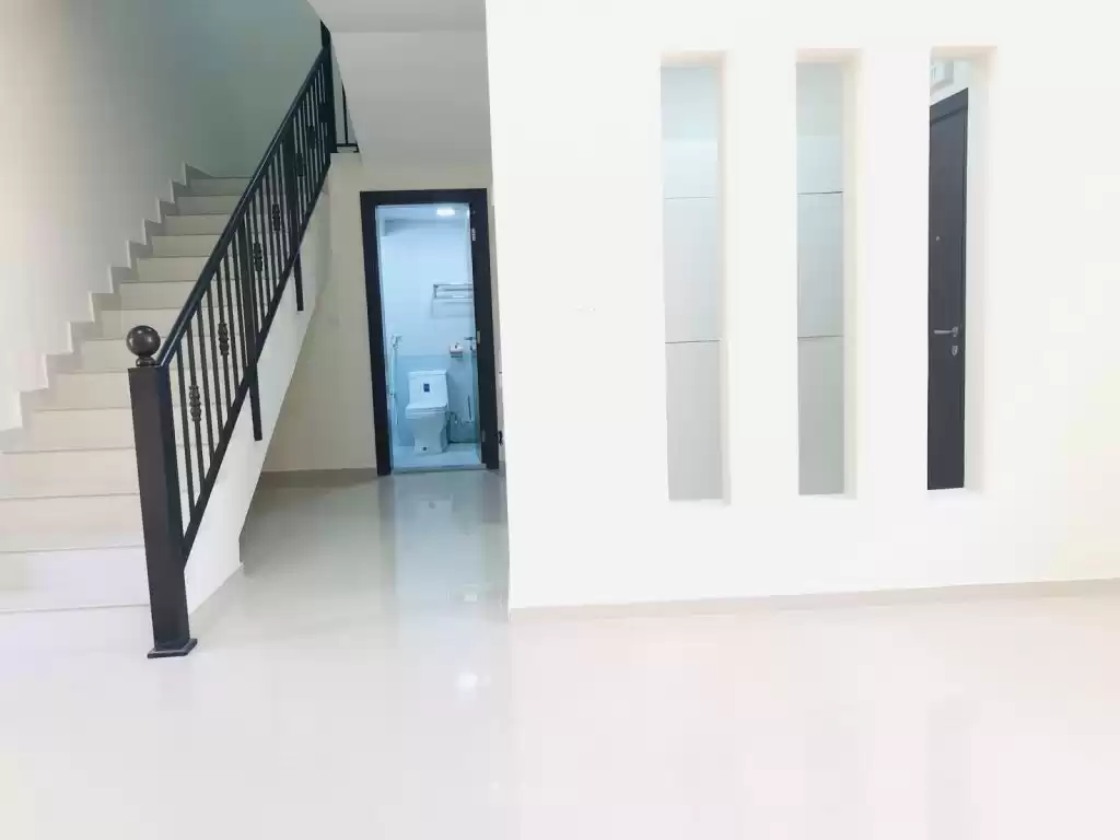 Résidentiel Propriété prête 3 chambres U / f Villa à Compound  a louer au Al-Sadd , Doha #11086 - 1  image 