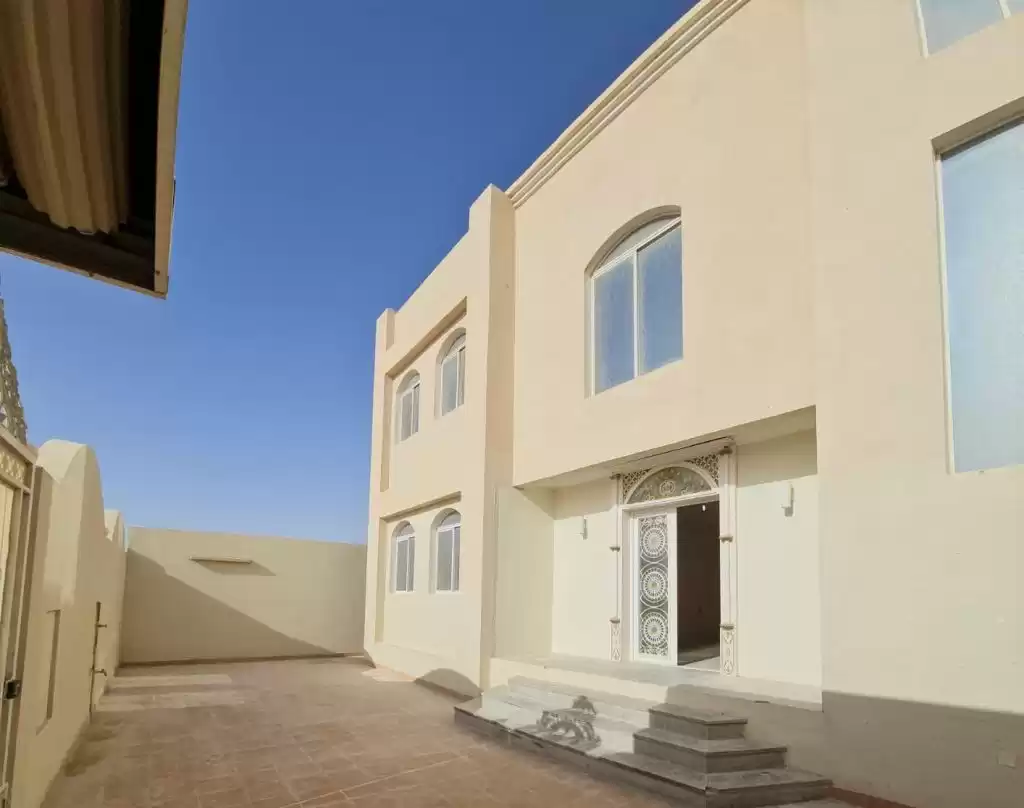 yerleşim Hazır Mülk 5 Yatak Odası U/F Müstakil Villa  kiralık içinde Al Sadd , Doha #11098 - 1  image 