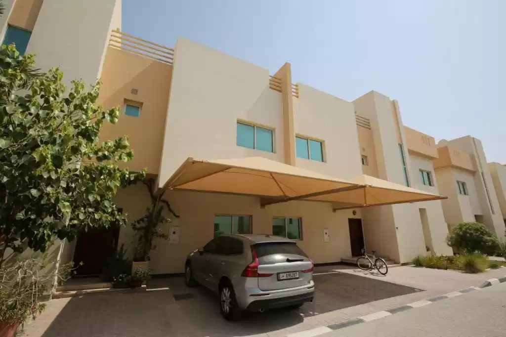 Wohn Klaar eigendom 5 Schlafzimmer U/F Wohnung  zu vermieten in Al Sadd , Doha #11125 - 1  image 